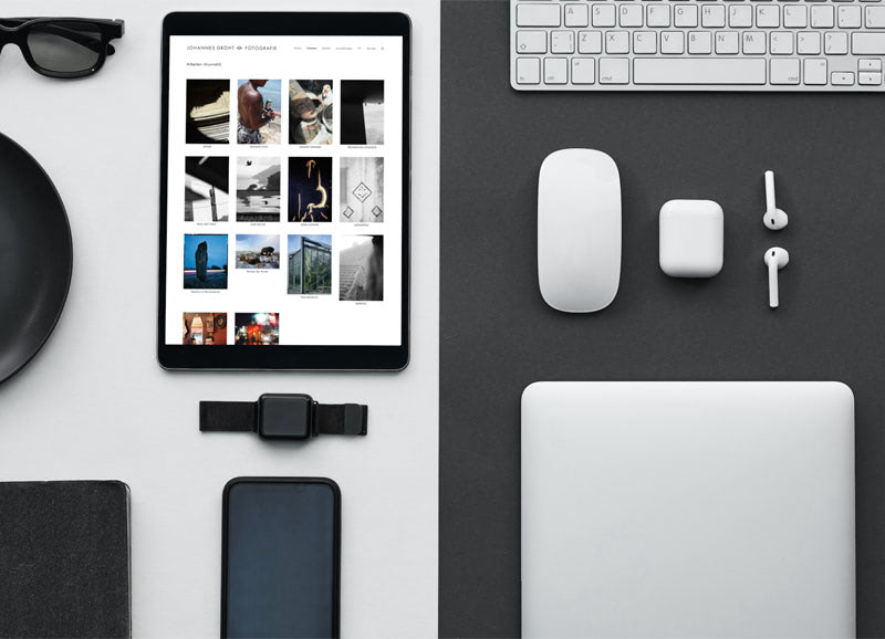 iPad auf einem Schreibtisch zeigt eine Seite von johannesgroht.de