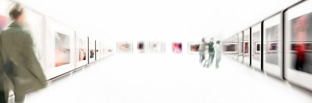 Bildergalerie mit Ausstellungsbesuchern