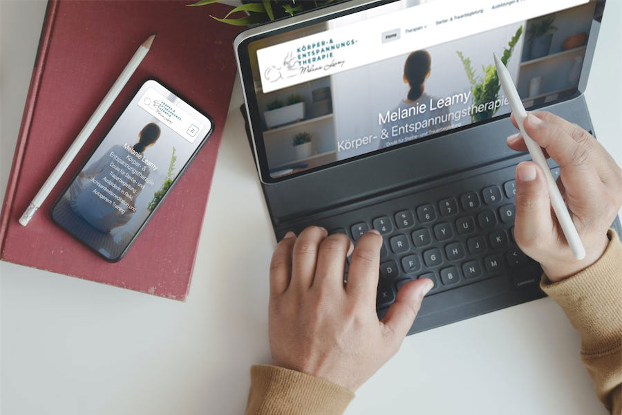 Ansicht der Website auf Smartphone und Laptop