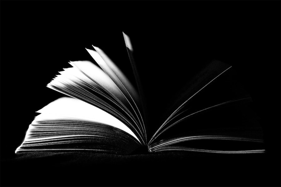 Offenes Buch zeigt verschiedene Seiten.